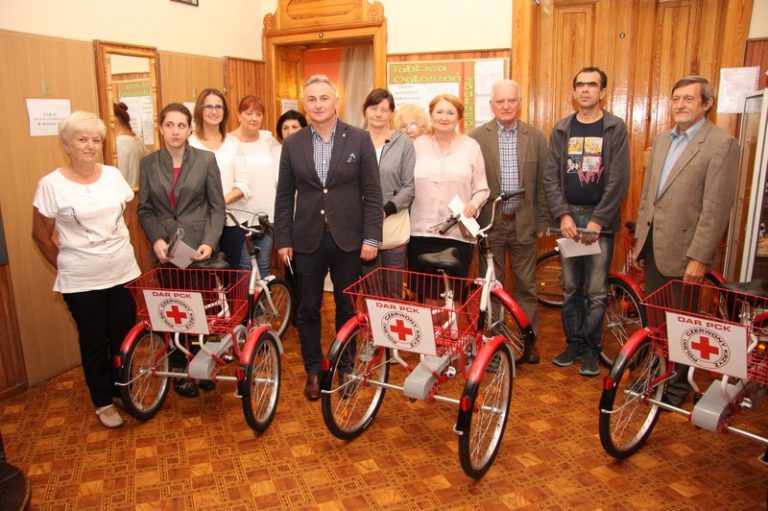 PCK obdarowuje rowerami rehabilitacyjnymi mieszkańców Brzegu