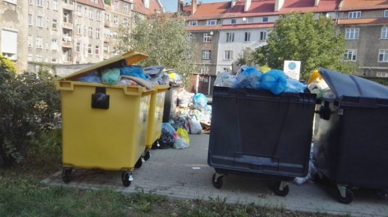 Interwencja mieszkańców: „Jesteśmy zasypani śmieciami i nikt tego nie wywozi”