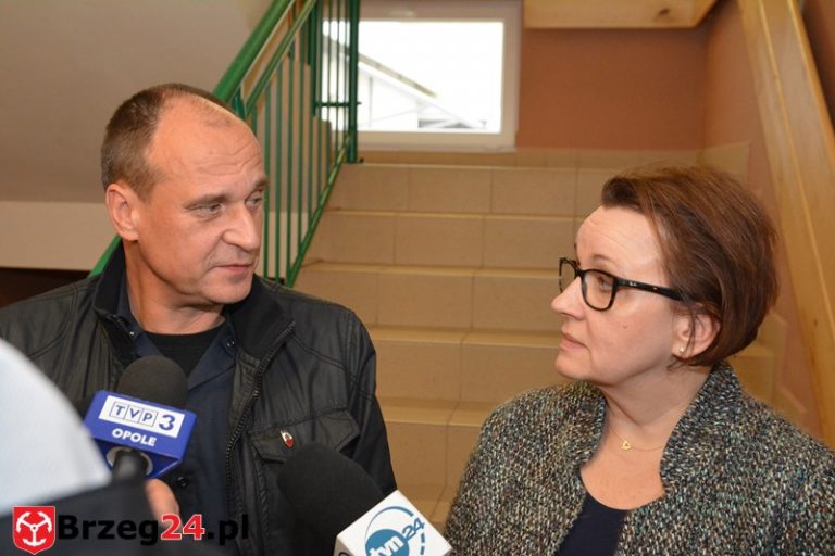 Minister edukacji z wizytą w Lewinie Brzeskim i Łosiowie. Dziennikarze zostali wyproszeni z budynku szkoły
