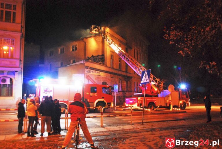 Pożar w budynku mieszkalnym przy ulicy Armii Krajowej. Skuteczna akcja brzeskich strażaków zapobiegła tragedii