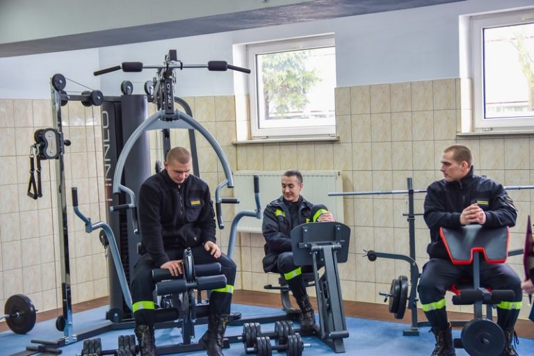 Strażacy z Brzegu otrzymali nowy sprzęt, który zadba o ich sprawność fizyczną