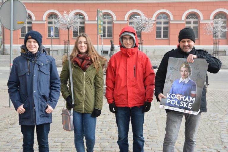 Niecodzienna kampania społeczna na ulicach Grodkowa – „KOCHAM POLSKĘ”