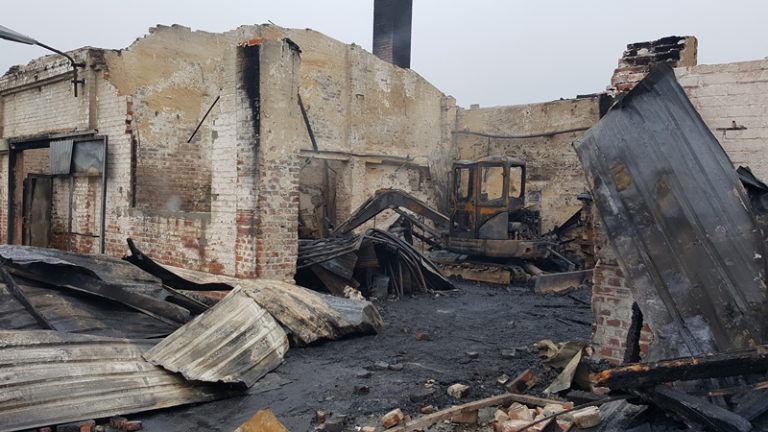 29 strażaków walczyło z ogniem w Kościerzycach. Jeden z ratowników odniósł obrażenia
