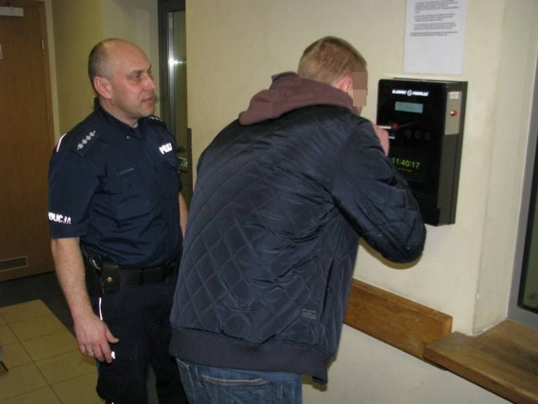 Ogólnodostępny alkomat w brzeskiej komendzie policji