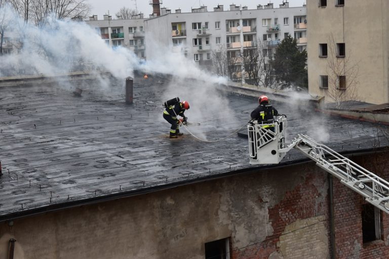 Pożar dachu starego browaru w Brzegu [zdjęcia + wideo]
