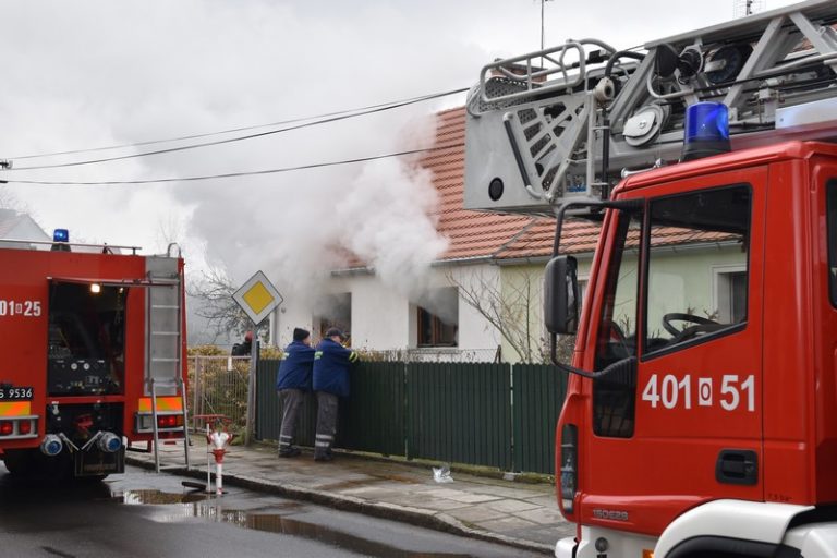 Pożar domu jednorodzinnego w Brzegu. Nie żyje starsza kobieta