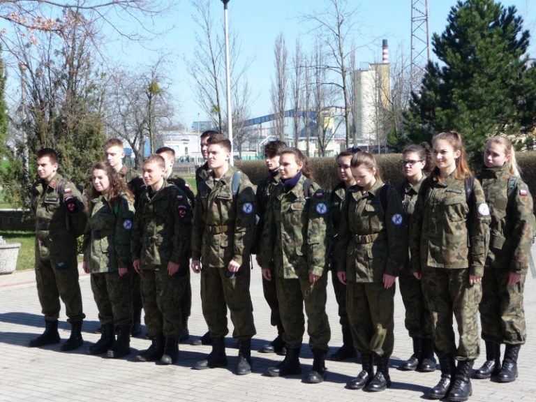 Uczniowie klas mundurowych II LO w Brzegu otrzymają dofinansowanie kursu na prawo jazdy kat. B