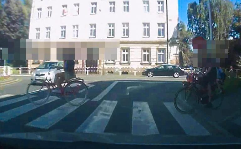 Brzeg:  Incydent na przejściu dla pieszych z udziałem rowerzystów i osobówki  [wideo]