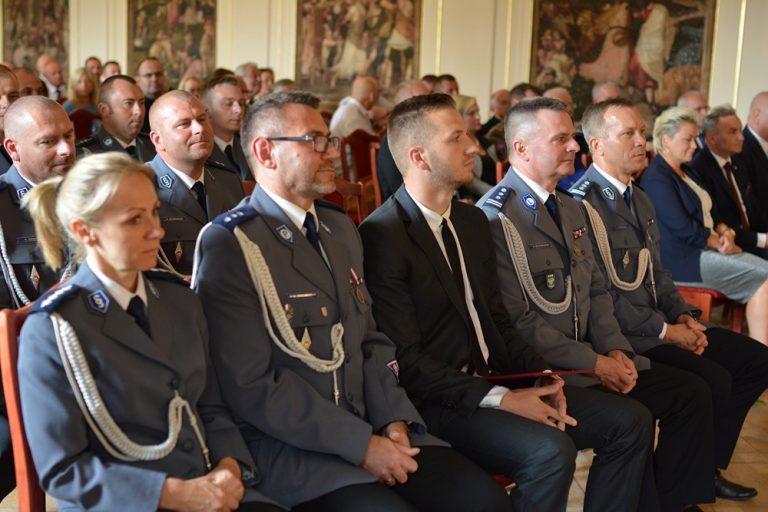 Święto Policji w powiecie brzeskim. 45 funkcjonariuszy awansowało na wyższe stopnie służbowe