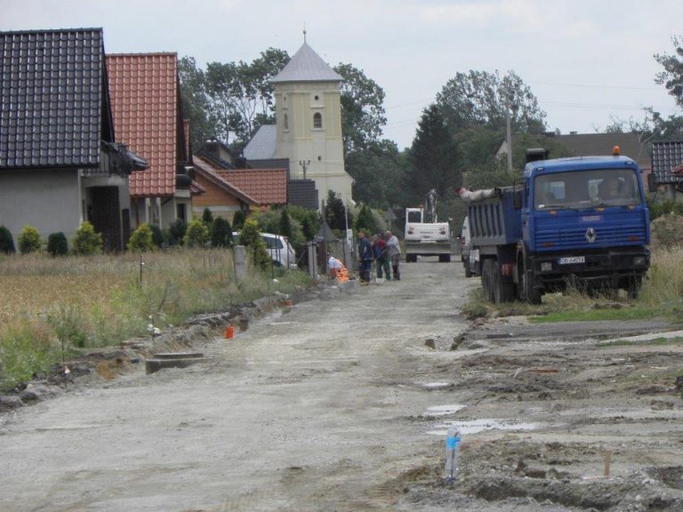 Trwa realizacja budowy dróg w Tarnowie Grodkowskim