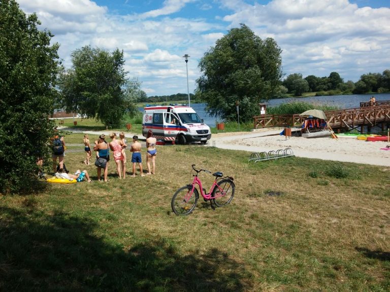 Lewin Brzeski: O krok od tragedii na kąpielisku. Ratownicy wyciągnęli spod wody 19-latka