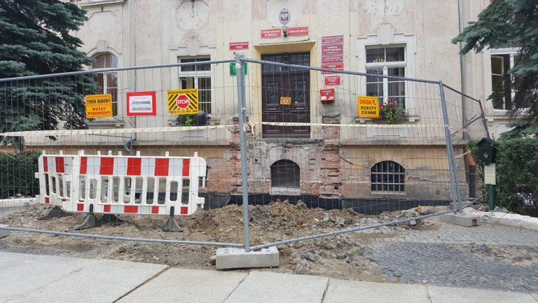 Trwa rewitalizacja Urzędu Miasta w Brzegu. Wykonawca remontuje schody wejścia głównego