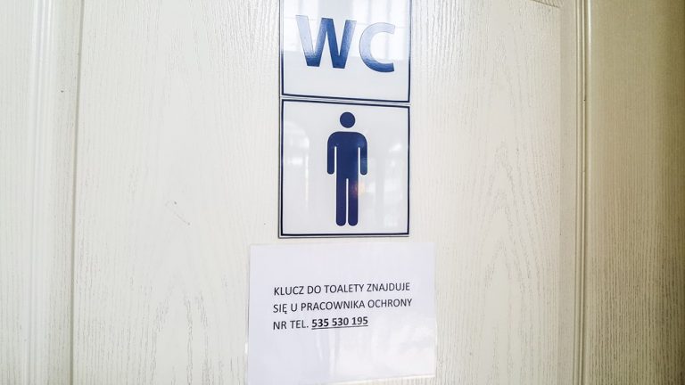 Toaleta na dworcu PKP w Brzegu zamknięta na klucz, którym dysponuje pracownik ochrony