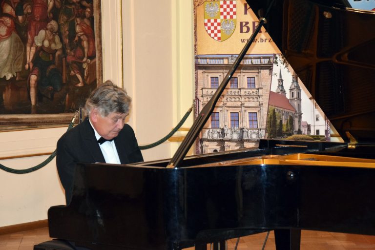 Wybitny pianista Eugen Indjic wystąpił w brzeskim zamku