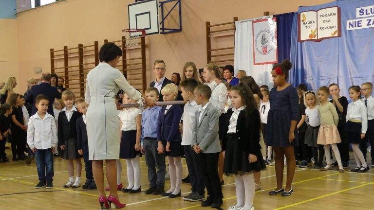 Ślubowanie klas pierwszych w Publicznej Szkole Podstawowej nr 6 w Brzegu