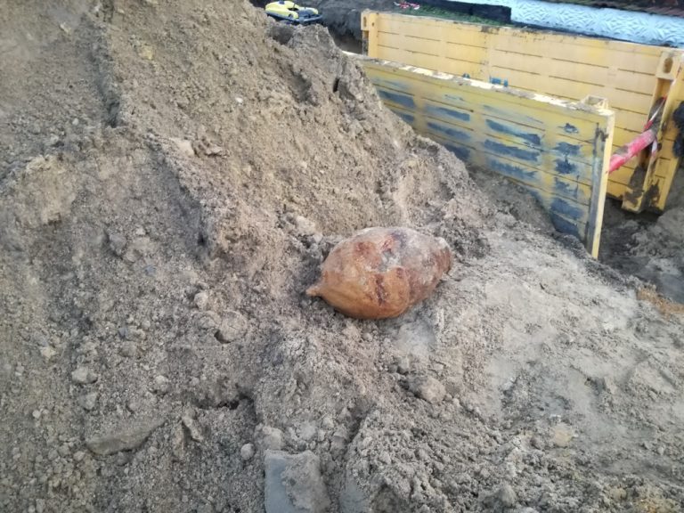 Na placu budowy w Skarbimierzu-Osiedle znaleziono ludzkie szczątki, dwa granaty oraz elementy wyposażenia wojskowego