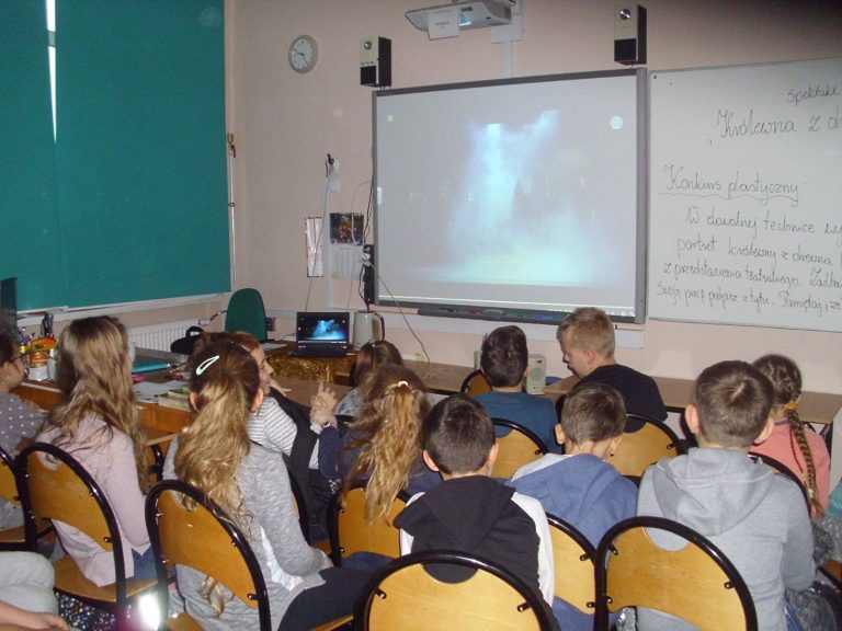 Uczniowie PSP w Olszance w baśniowym lesie królewny Sosenki,  czyli o projekcie pn. „Internetowy Teatr TVP dla szkół”