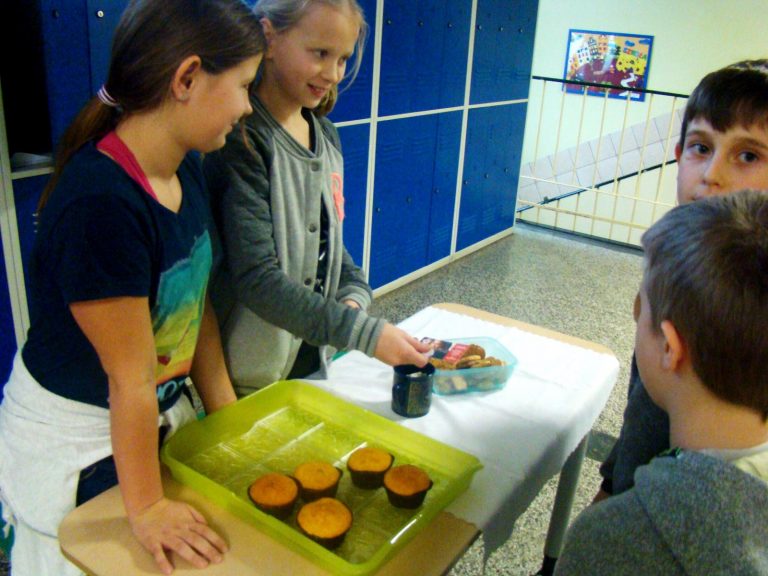 Uczniowie z  PSP w  Łosiowie włączyli się do „Kampanii Walki z Głodem”