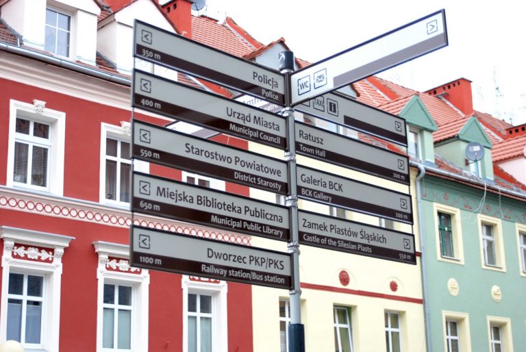Nowe kierunkowskazy dla pieszych i tabliczki adresowe na budynkach za 150 tys. złotych