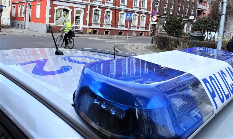 Policjanci z Brzegu rozdali pieszym i rowerzystom elementy odblaskowe