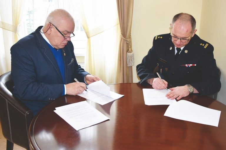 Powiat przekaże środki na projekt rozbudowy strażnicy strażackiej w Grodkowie