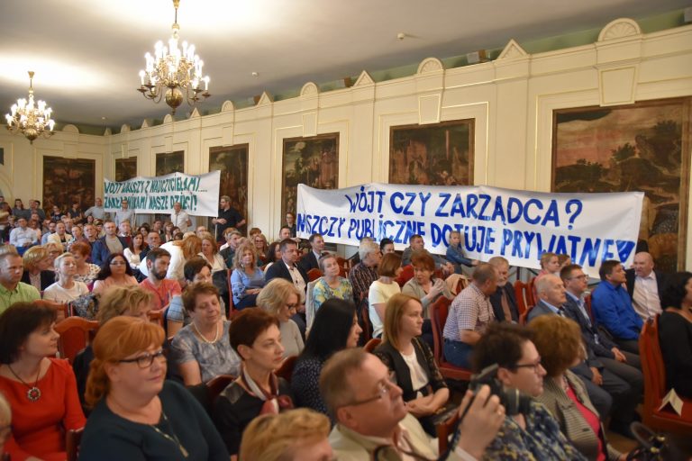 Rodzice uczniów i nauczyciele ze Skarbimierza zadowoleni po spotkaniu z minister edukacji