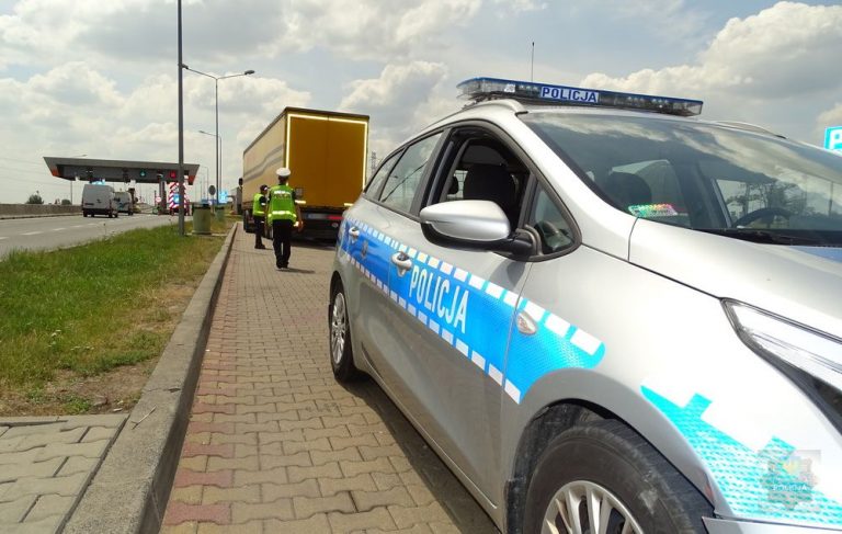 Policjanci z Brzegu kontrolują ciężarówki przewożące odpady