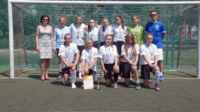 Brązowe medale dziewcząt starszych z PSP 6 w piłce nożnej