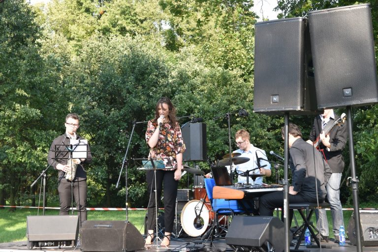 Jazzowo-swingowa „Muzyczna niedziela” na Placu Drzewnym w Brzegu