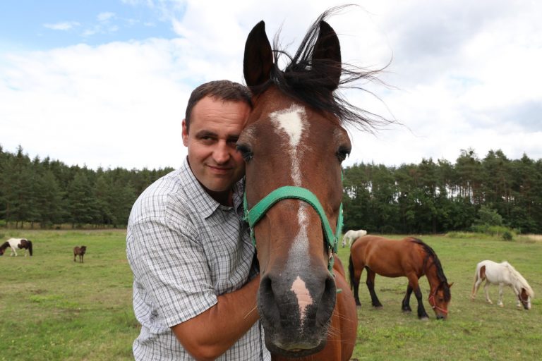 Fundacja Baxter ratuje konie przed rzeźnią. Pomagają nie tylko zwierzętom