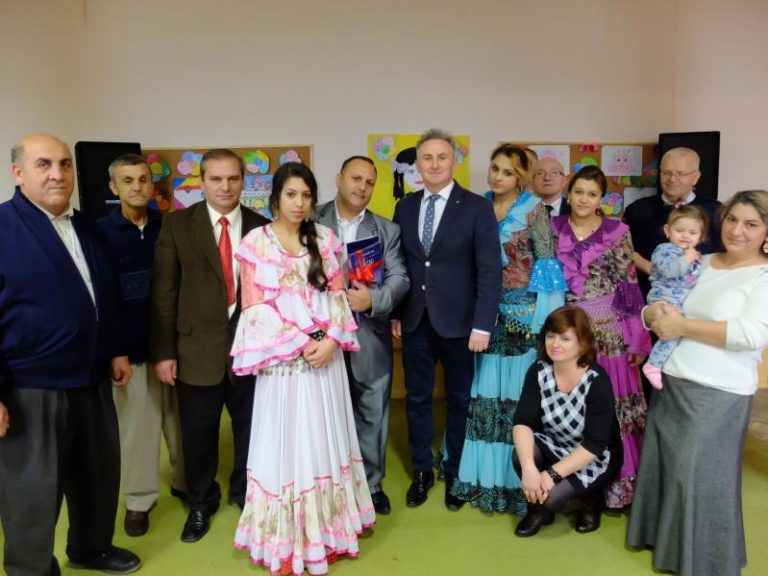 Dobra wiadomość dla brzeskich Romów. Miasto Brzeg kupi przybory szkolne i ubezpieczenie dla dzieci pochodzenia romskiego