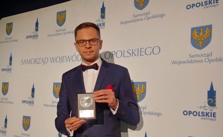 Wojciech Komarzyński odbierający medal 