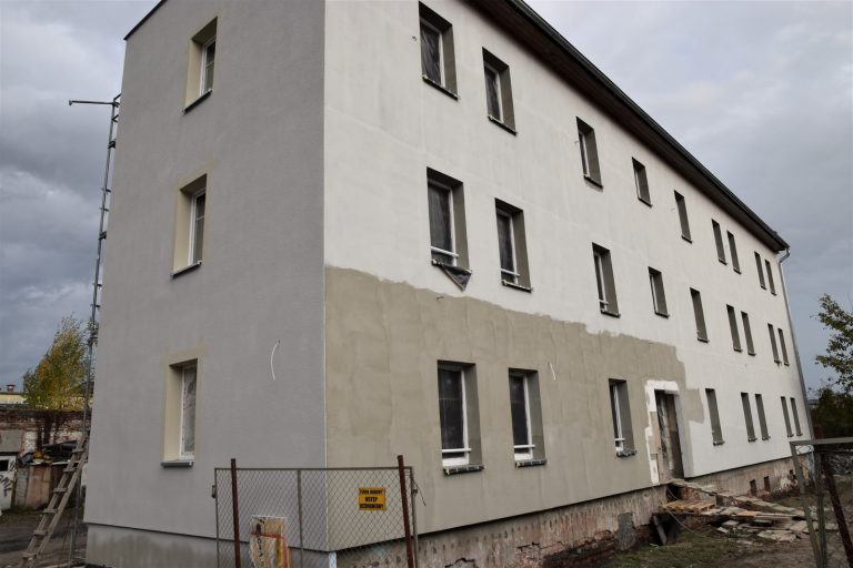 Remonty mieszkań zamieszkałych przez rodziny romskie już skończone. 6 nowych lokali socjalnych na ukończeniu