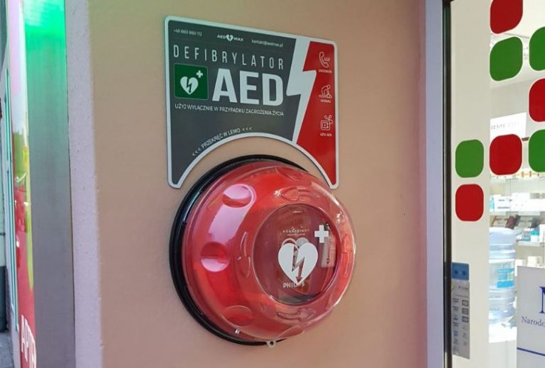 Każdy może uratować życie. Grodków zakupił ogólnodostępny defibrylator AED
