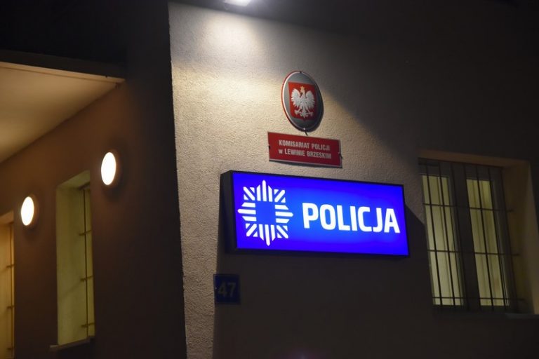 Policjanci z Lewina Brzeskiego fałszowali notatki. Czterech funkcjonariuszy zostało zawieszonych