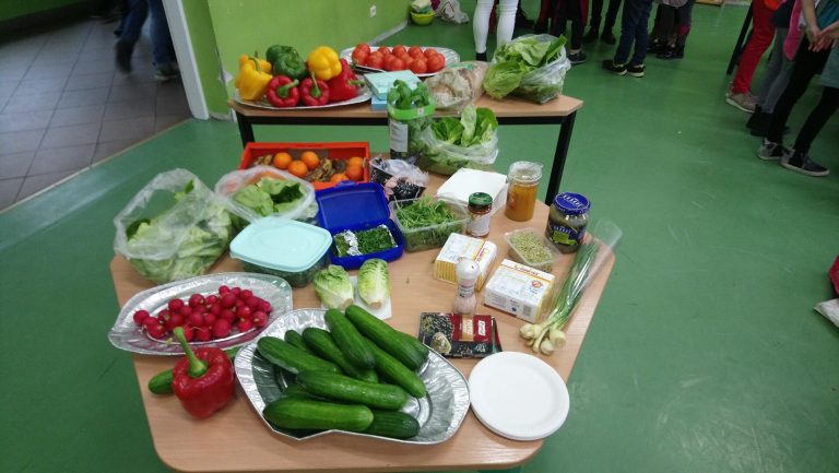 Uczniowie „Trójki” zrobili zakupy i przygotowali zdrowe posiłki