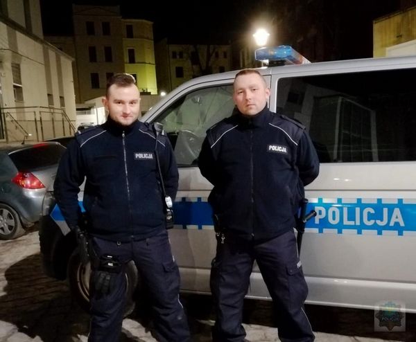 Policjanci z Brzegu zapobiegli tragedii. Ściągnęli mężczyznę z krawędzi dachu