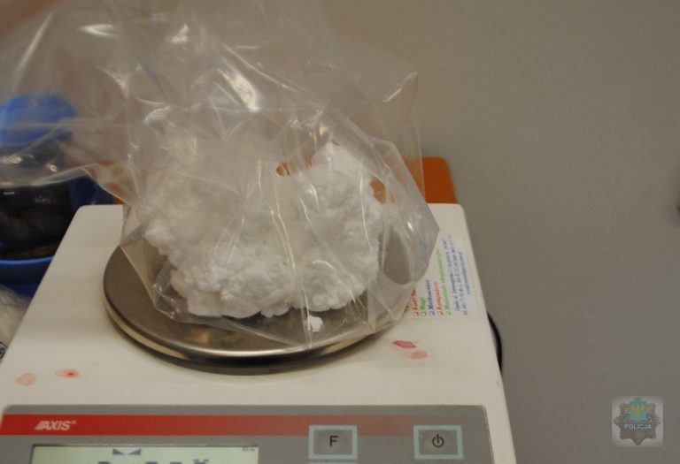 Amfetaminę przechowywał w kuchennych szafkach. Policjanci zabezpieczyli kilogram narkotyków
