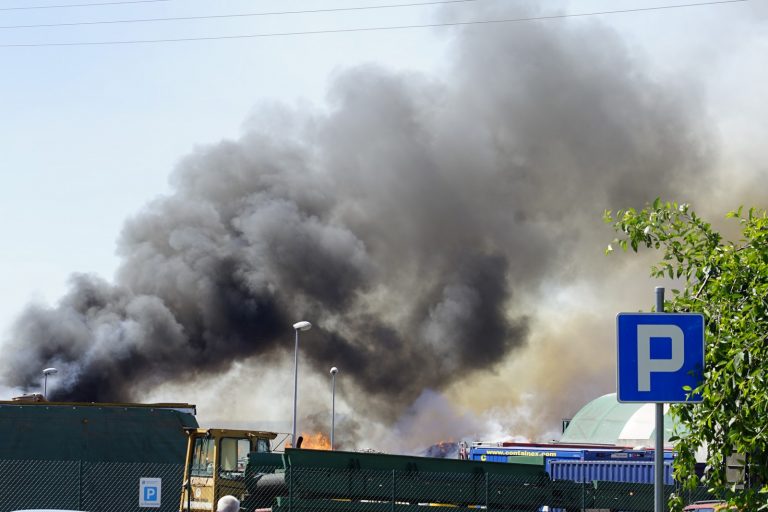 Pożar odpadów na składowisku śmieci w Gać