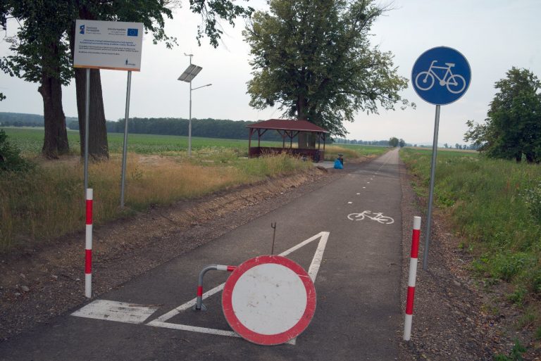 Nowa droga rowerowa z Grodkowa do Gałązczyc i Sulisława wymaga naprawy w ramach gwarancji