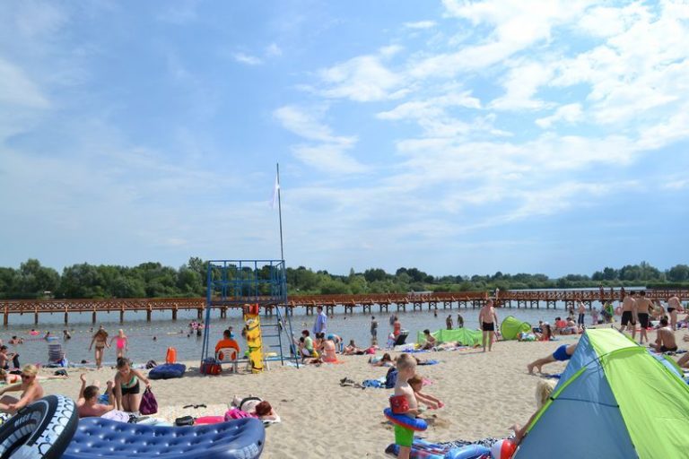 Lewin Brzeski przygotowuje letnie kąpielisko. Odnowione pomosty i 220 ton świeżego piasku