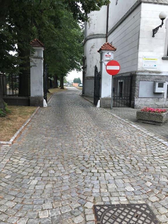 Urząd Miejski w Grodkowie apeluje o niezastawianie wjazdu do magistratu