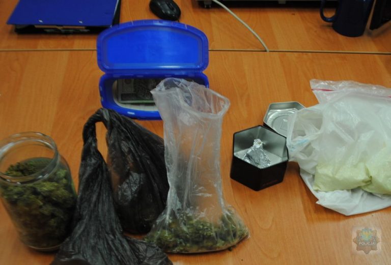 32-latek z Brzegu ukrywał amfetaminę i marihuanę w słoikach