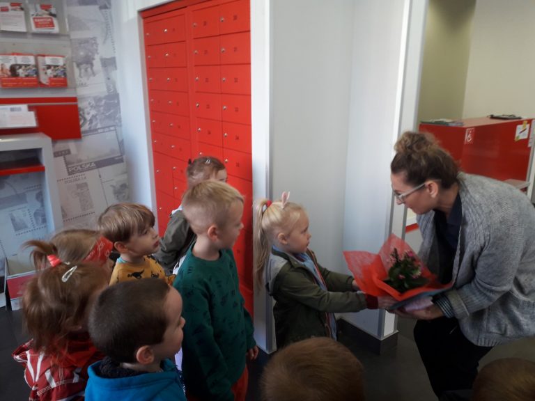 Przedszkolaki z „Czwórki” odwiedziły pracowników Poczty Polskiej