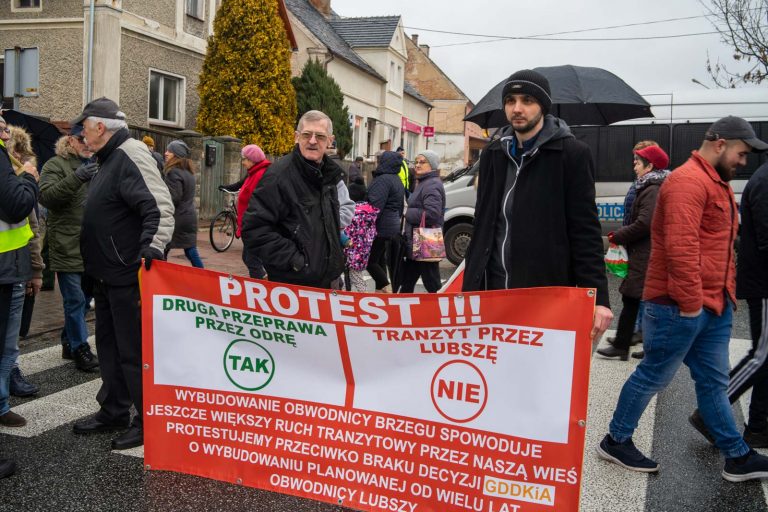 Mieszkańcy Lubszy będą protestować do skutku i zapowiadają cykliczne blokady DK39