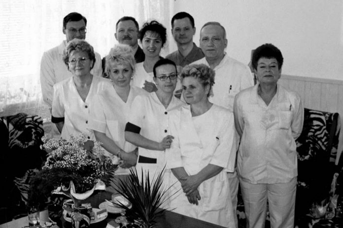 Pani dr Joanna Maciaszek/ pierwsza po prawej/ z zespołem Pracowników Oddziału Chirurgii Ogólnej Szpitala w Brzegu.