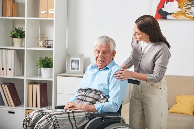 Opieka osób starszych za granicą – kwalifikacje i cechy dobrej opiekunki