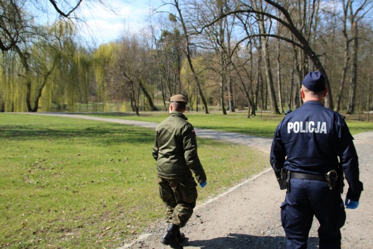 Policjanci z brzeskiej komendy ukarali mandatami 15 osób  za łamanie zakazów nowych obostrzeń