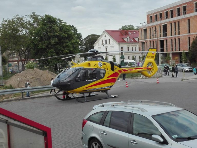 Śmigłowiec LPR lądował w centrum Brzegu. Niestety, nie udało się uratować mężczyzny