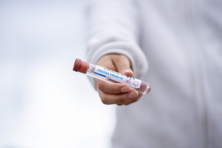 W najbliższych tygodniach Pfizer znacząco zmniejszy dostawy szczepionki do Polski